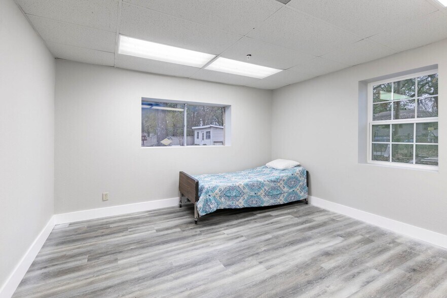 More Photos Of 1102 Callahan Ave, Conroe Office For Sale