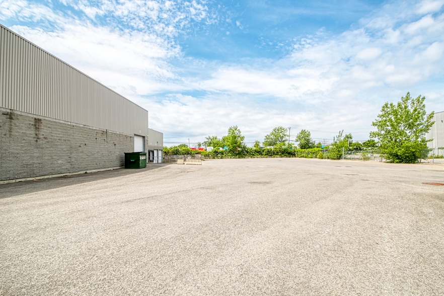 More Photos Of 610-650 Av Orly, Dorval Warehouse For Lease