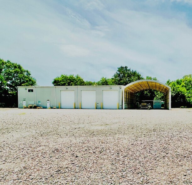 More Photos Of 205 E Wallisville Rd, Highlands Warehouse For Lease