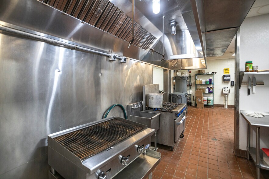 More Photos Of 762 Veterans Pky, Hinesville Restaurant For Sale