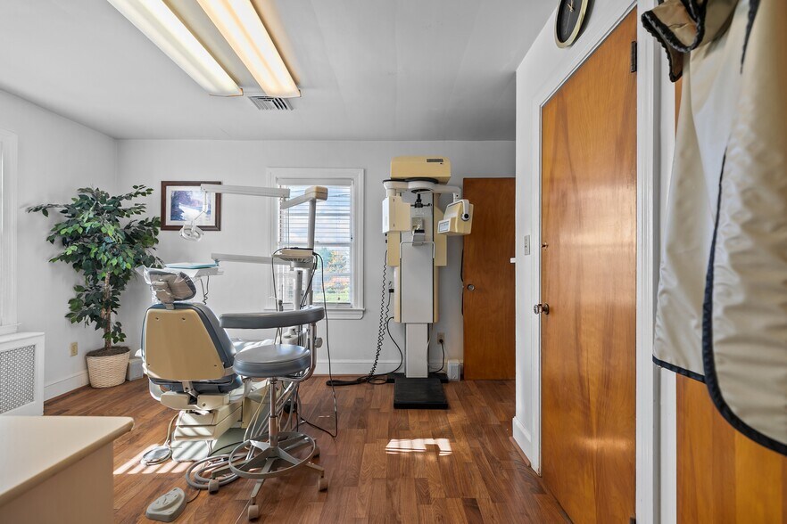 More Photos Of 74 Valley Rd, Middletown Office For Sale