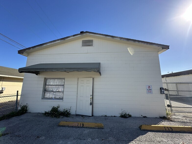 More Photos Of 1602 Combee Rd, Lakeland Warehouse For Lease