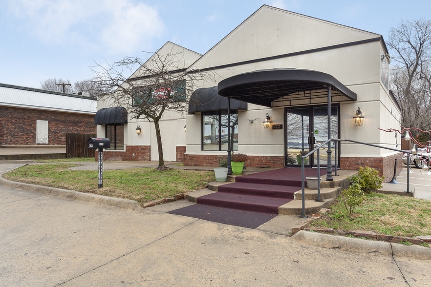 3290 N LEE AVE