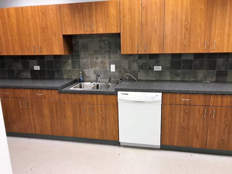 More Photos Of 7330 W 33rd St, Wichita Flex For Lease