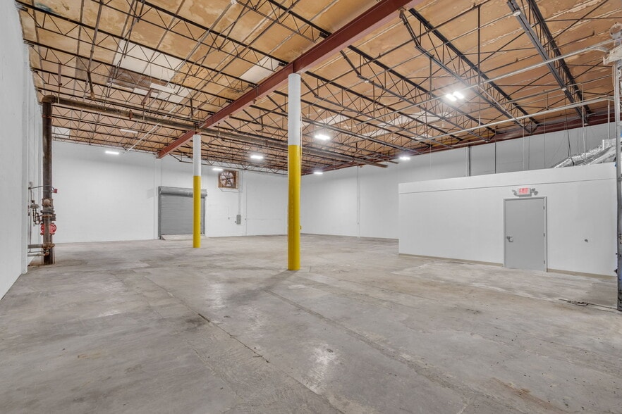 More Photos Of 325-337 W 75th Pl, Hialeah Warehouse For Lease