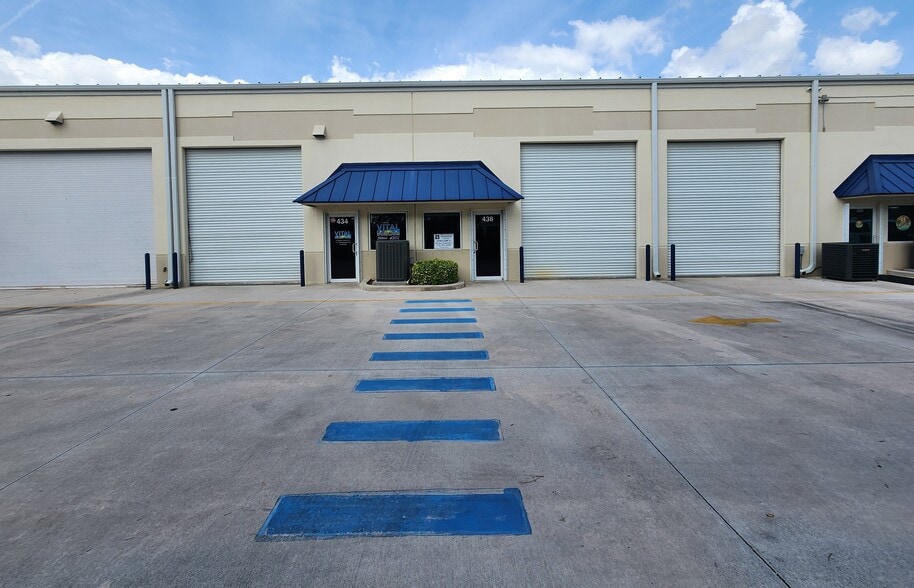 More Photos Of 410-446 NW Lake Whitney Pl, Port Saint Lucie Light Distribution For Sale