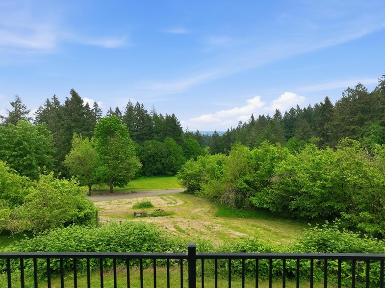 More Photos Of 19231 NE Fairview Dr, Dundee Flex For Sale