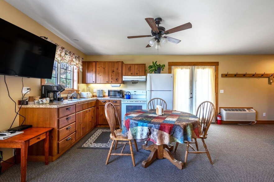 More Photos Of 210 Hartman Ave, Maupin Hotel For Sale