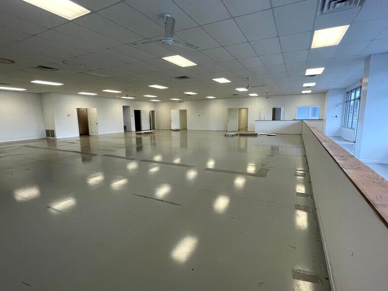 More Photos Of 2018 Maxwell Ave, Evansville Storefront For Sale