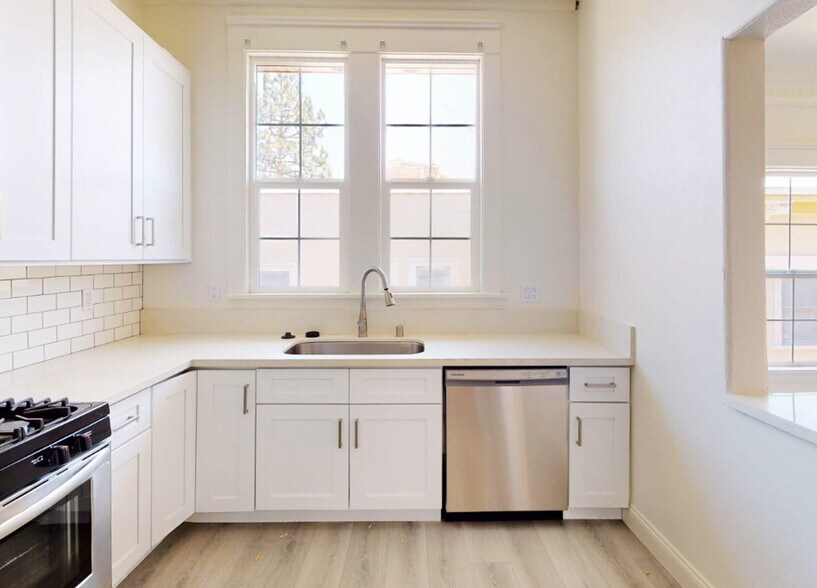 More Photos Of 1139 W 27th St, Los Angeles Apartments For Sale