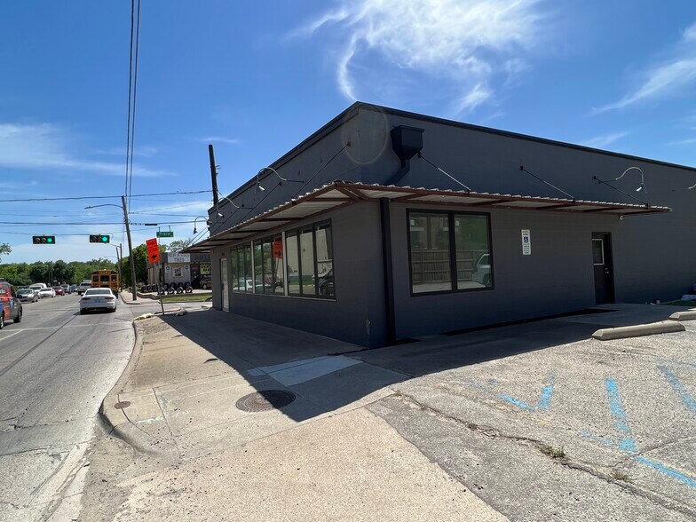 More Photos Of 420 S Bell Ave, Denton Freestanding For Lease