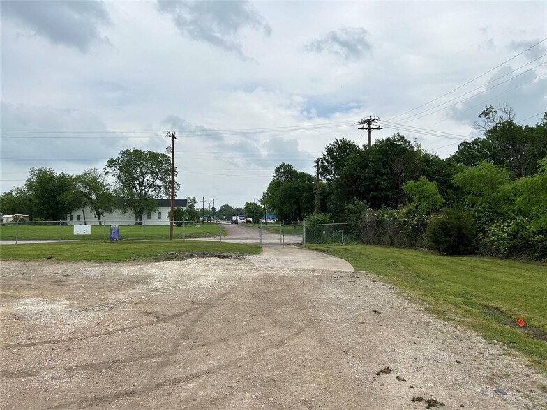 More Photos Of 616 S 9th St, Corsicana Warehouse For Sale