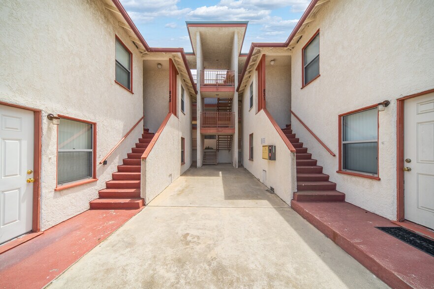 More Photos Of 823-831 W 25th St, San Pedro Apartments For Sale