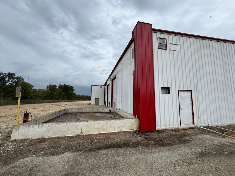 More Photos Of 9182 S US Highway 79, Palestine Service For Lease