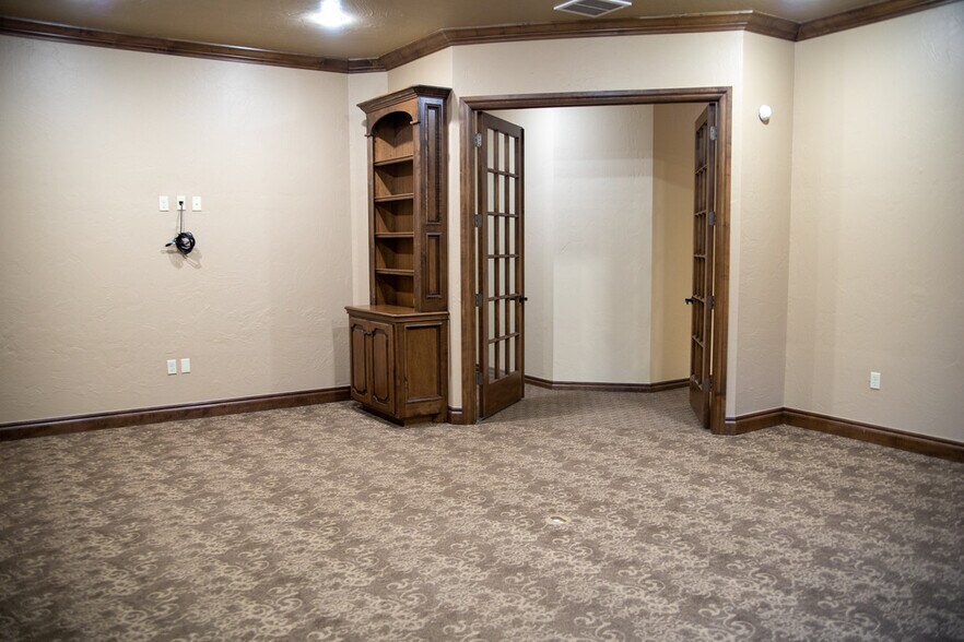 More Photos Of 908 SW 107th St, Oklahoma City Medical For Lease