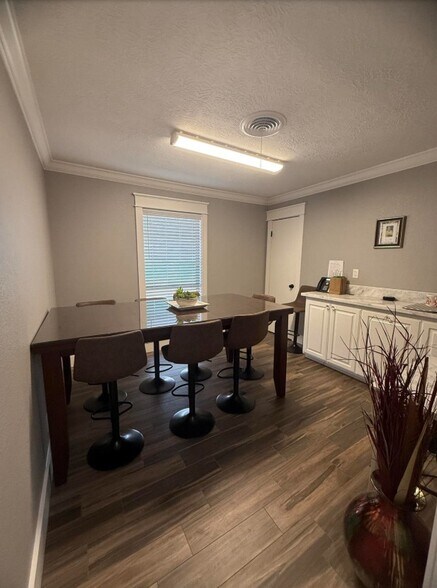 More Photos Of 1260 N Main St, Vidor Office For Sale
