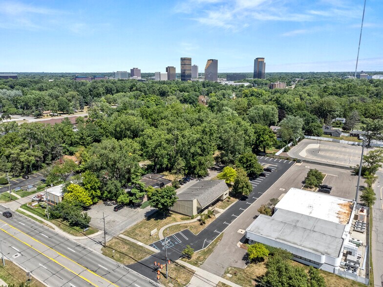 More Photos Of 24724 Lahser Rd, Southfield Office For Sale