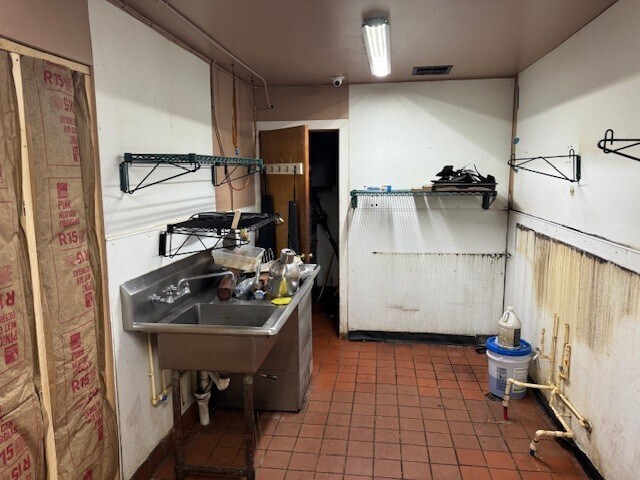 More Photos Of 4030 Northpoint Blvd, Waukegan Freestanding For Lease