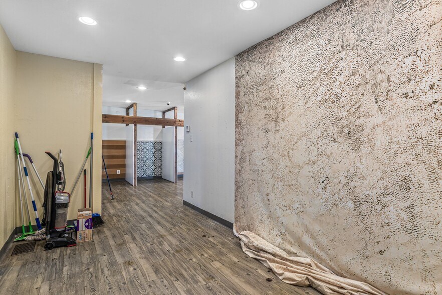 More Photos Of 1421 E Main St, Park Hills Flex For Sale