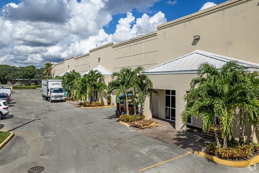 More Photos Of 5501-5553 N Nob Hill Rd, Sunrise Light Distribution For Lease