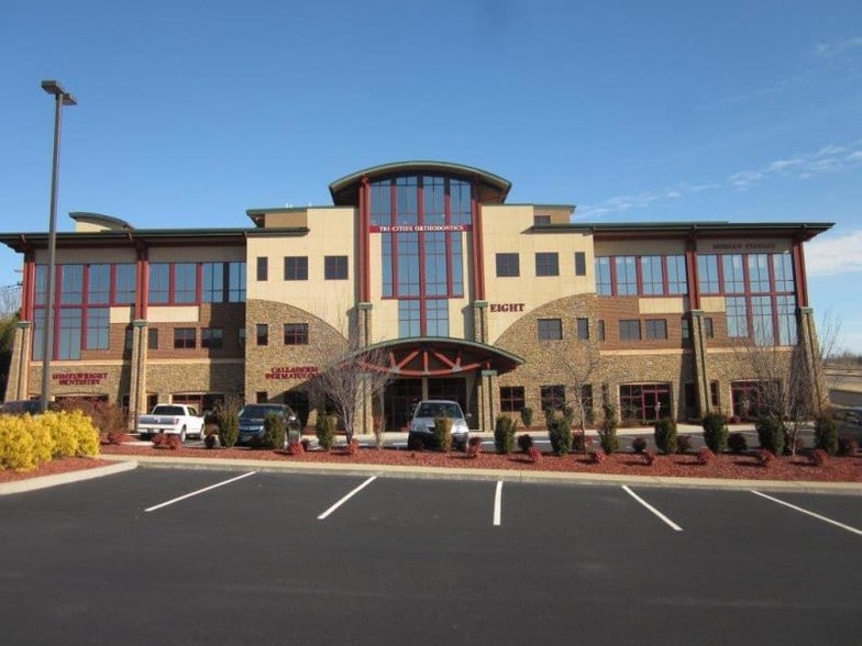 More Photos Of 8 Sheridan Sq, Kingsport Medical For Lease