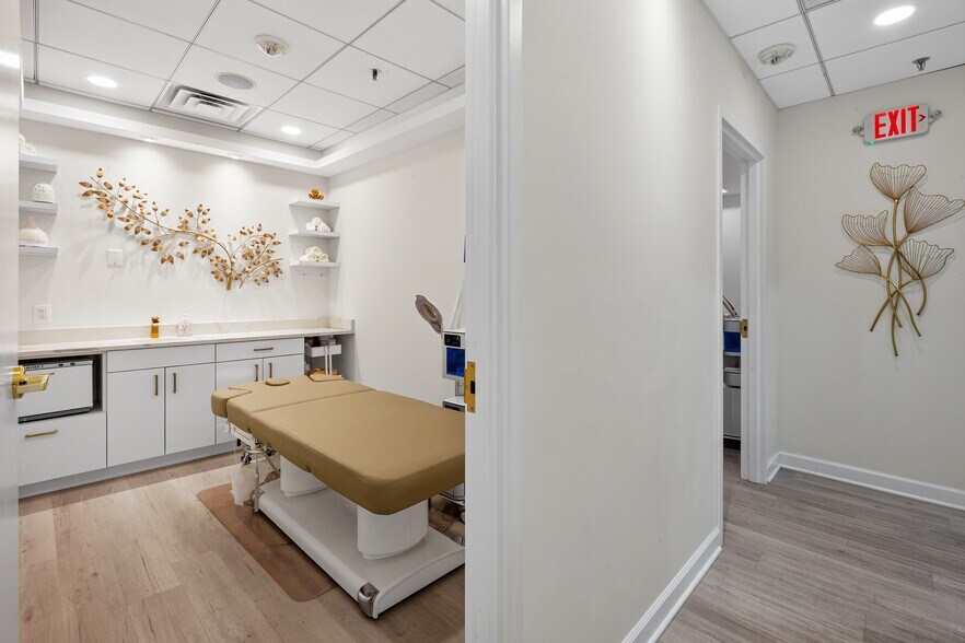 More Photos Of 7601 Lewinsville Rd, McLean Medical For Sale
