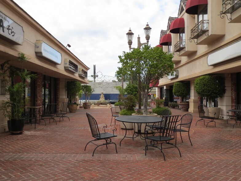 More Photos Of 15928 Ventura Blvd, Encino Storefront Retail Office For Lease