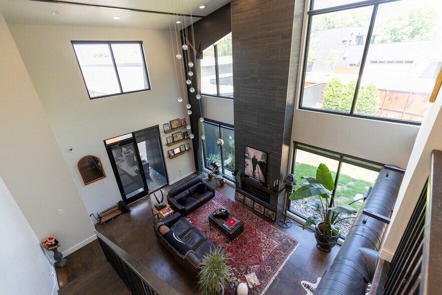 More Photos Of 4770 Iberia Ave, Dallas Showroom For Sale