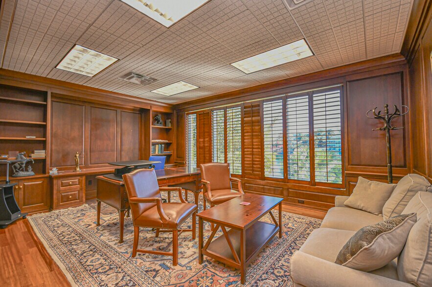 More Photos Of 220 Mckenzie Ave, Panama City Office For Sale