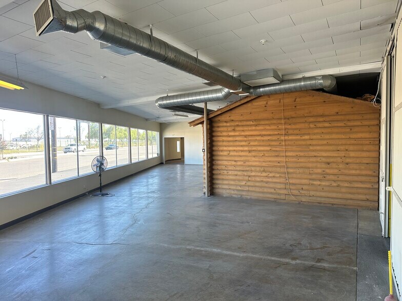 More Photos Of 2501 Yates Ave, Commerce Warehouse For Lease