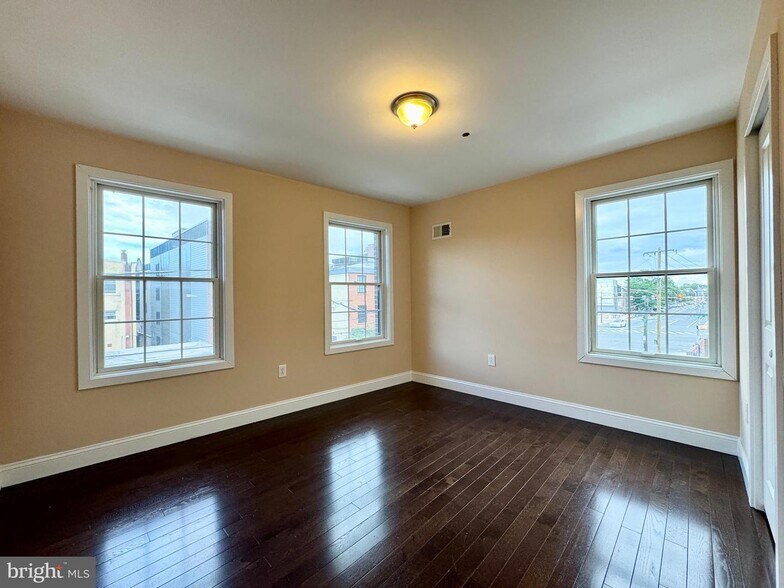More Photos Of 1014 E Moyamensing Ave, Philadelphia Multifamily For Sale