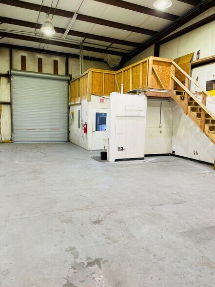 More Photos Of 2210 Corporate Square Blvd, Jacksonville Warehouse For Sale