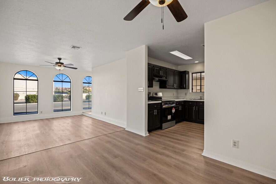 More Photos Of 320 E Old Mill Rd, Mesquite Office For Sale