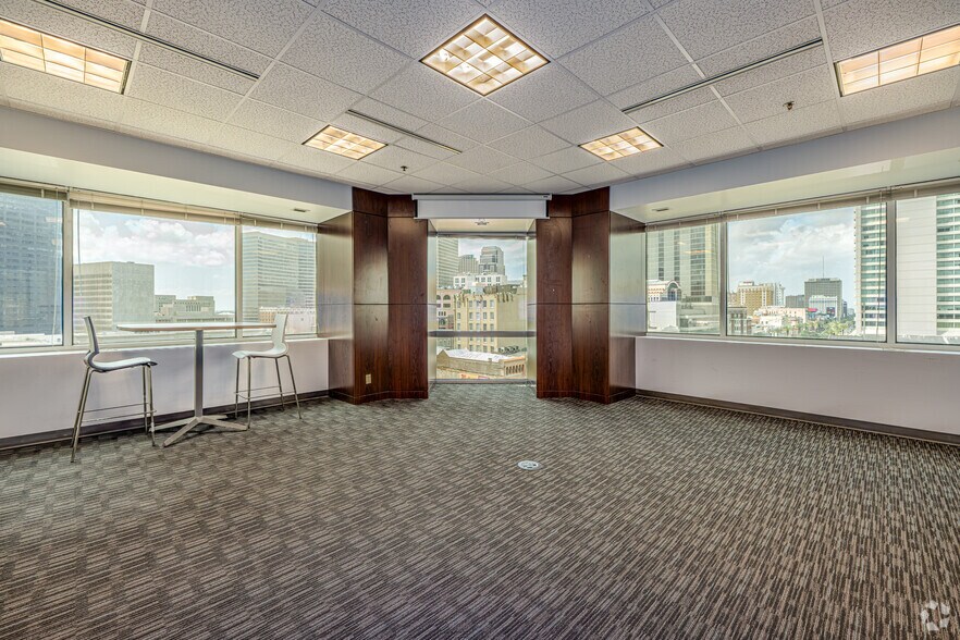 More Photos Of 365 Canal St, New Orleans Office For Lease
