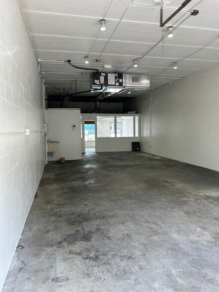 More Photos Of 3015 62nd Ave E, Bradenton Showroom For Lease