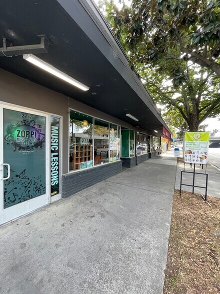 More Photos Of 2217-2223 10th St, Sacramento Storefront Retail Office For Sale