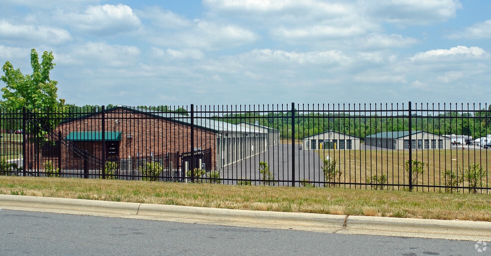 More Photos Of 3935 Westpoint Blvd, Winston-Salem Self Storage For Lease