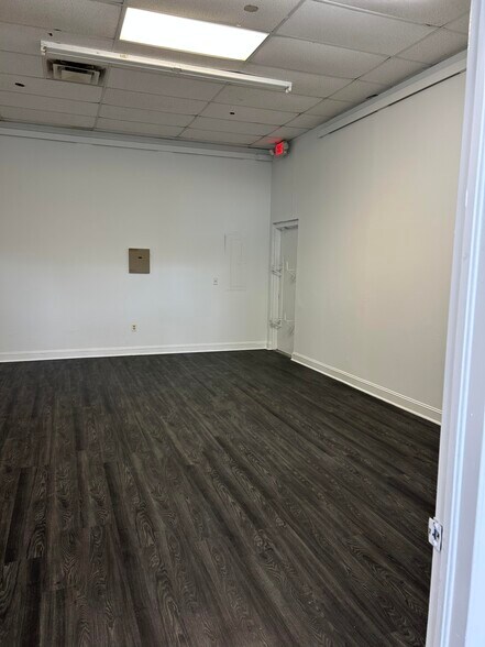 More Photos Of 496 S Pleasantburg Dr, Greenville Storefront Retail Office For Lease