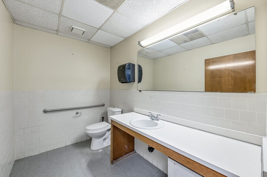 More Photos Of 2110 Hartford Rd, Hampton Medical For Lease