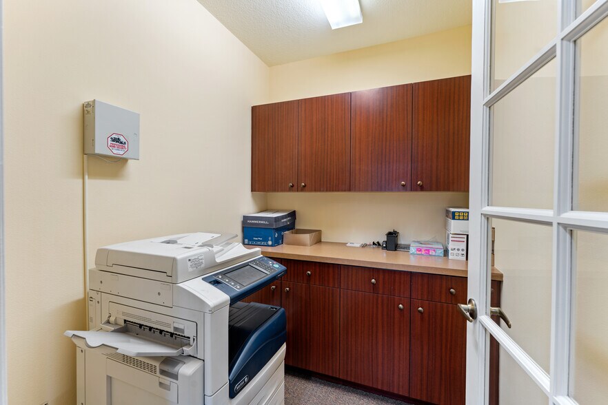 More Photos Of 18540-18544 N Dale Mabry Hwy, Lutz Office For Sale