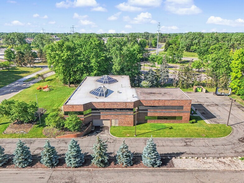 More Photos Of 15360 S Commerce Dr, Dearborn Office For Sale