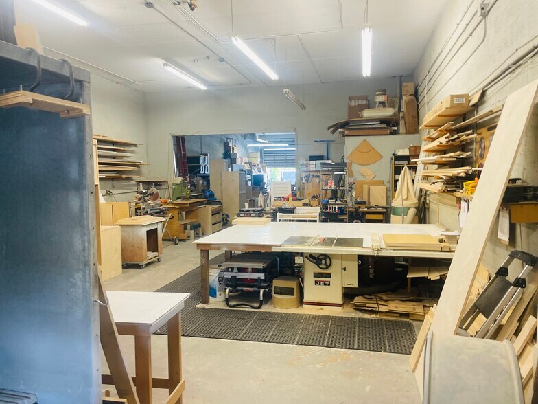 More Photos Of 4840-4860 N Dixie Hwy, Oakland Park Warehouse For Sale