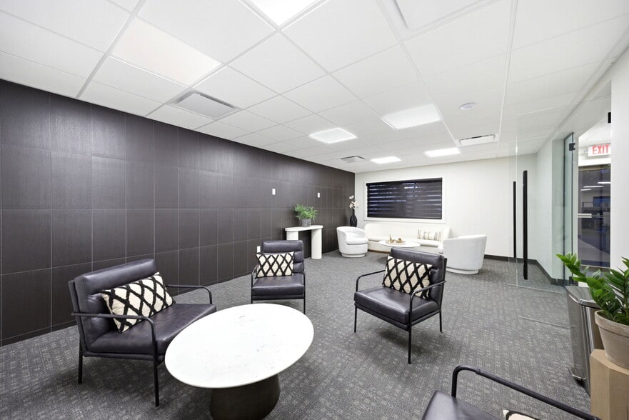 More Photos Of 326 SE Douglas St, Lees Summit Office For Sale