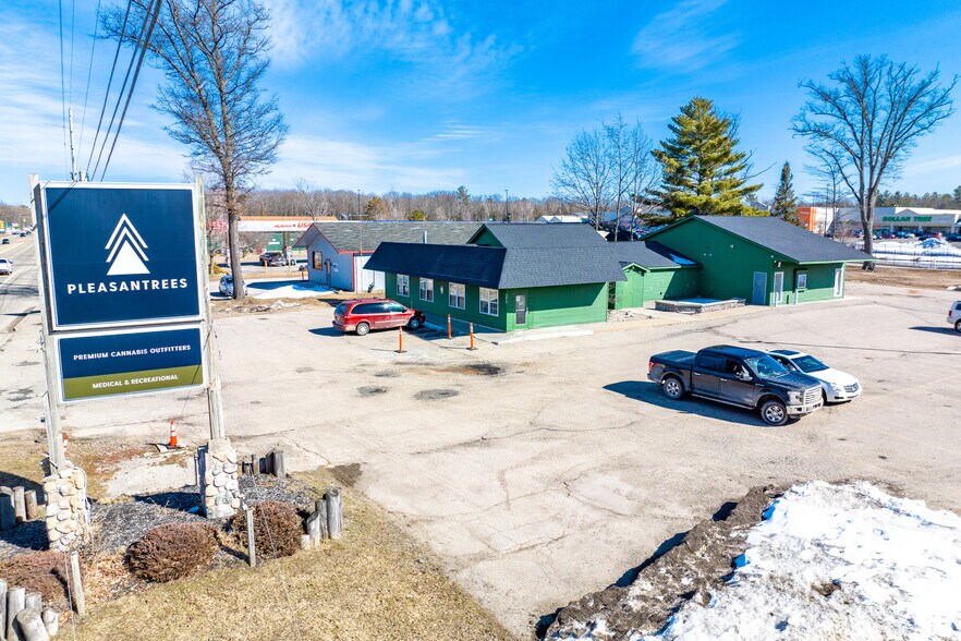 Primary Photo Of 2161 W Houghton Lake Dr, Prudenville General Retail For Sale