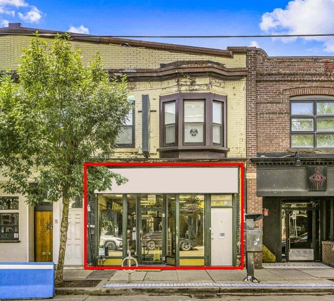More Photos Of 727 Queen St E, Toronto Storefront Retail Residential For Lease