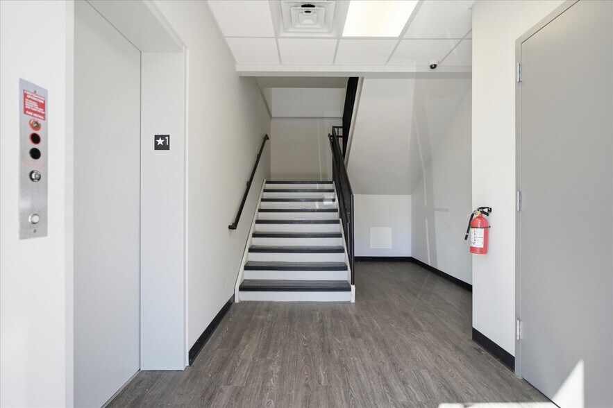 More Photos Of 419 N Country Rd, Saint James Office For Lease
