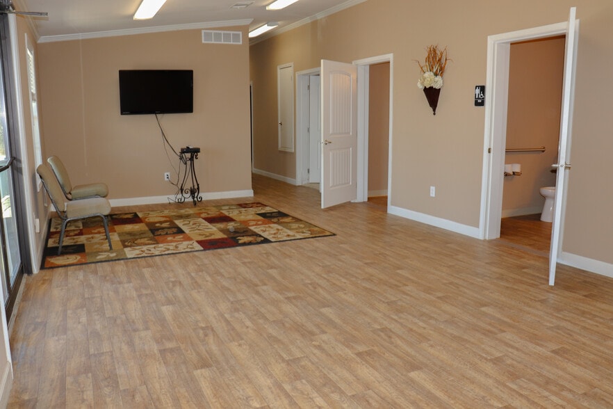 More Photos Of 601 Old Base Rd, Aurora Religious Facility For Sale