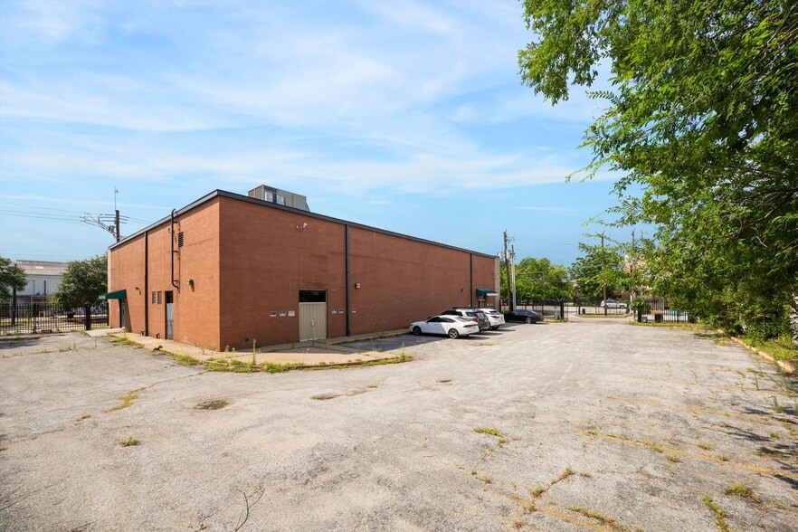 More Photos Of 2918 San Jacinto St, Houston Medical For Sale