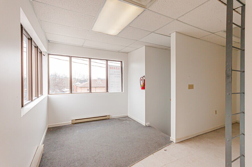 More Photos Of 151 Brock St N, Whitby Warehouse For Lease