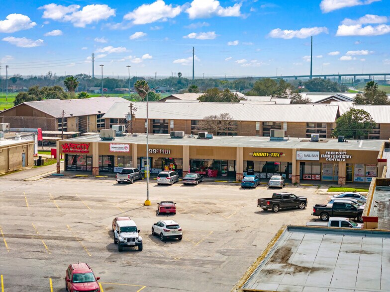 More Photos Of 301-327 S Brazosport Blvd, Freeport Storefront For Lease